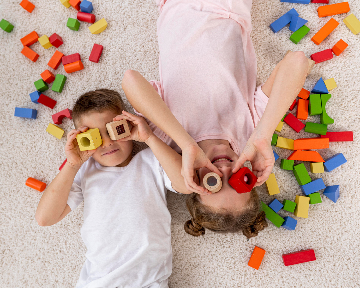 <a href="https://ru.freepik.com/free-photo/top-view-non-binary-kids-playing-with-colorful-game_11385756.htm#fromView=search&page=1&position=8&uuid=d1293af8-3223-4538-8f69-39f6a005ae03">Изображение от freepik</a>