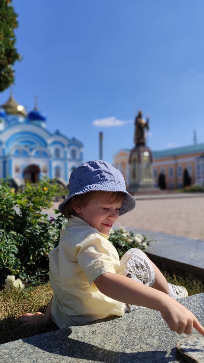 Ян указывает на непорядок) кусочек плитки, выпавший из лестницы. 