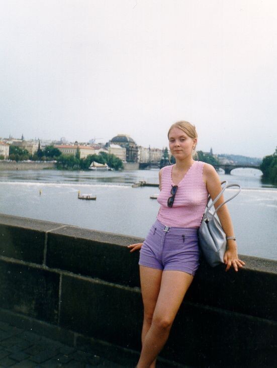 фото из архива автора: это я в Праге, в 2000 году. На Карловом мосту