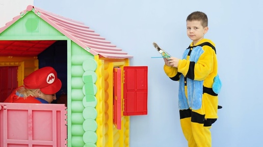 Mom orders food to the house, the child eats it while he brings it to his mother