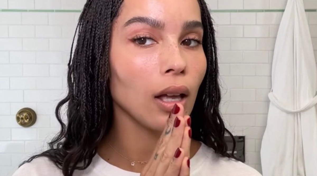     Зои Кравиц в видео Zoë Kravitz's Guide to Summertime Skin Care and Makeup, Vogue Beauty Secrets 2021