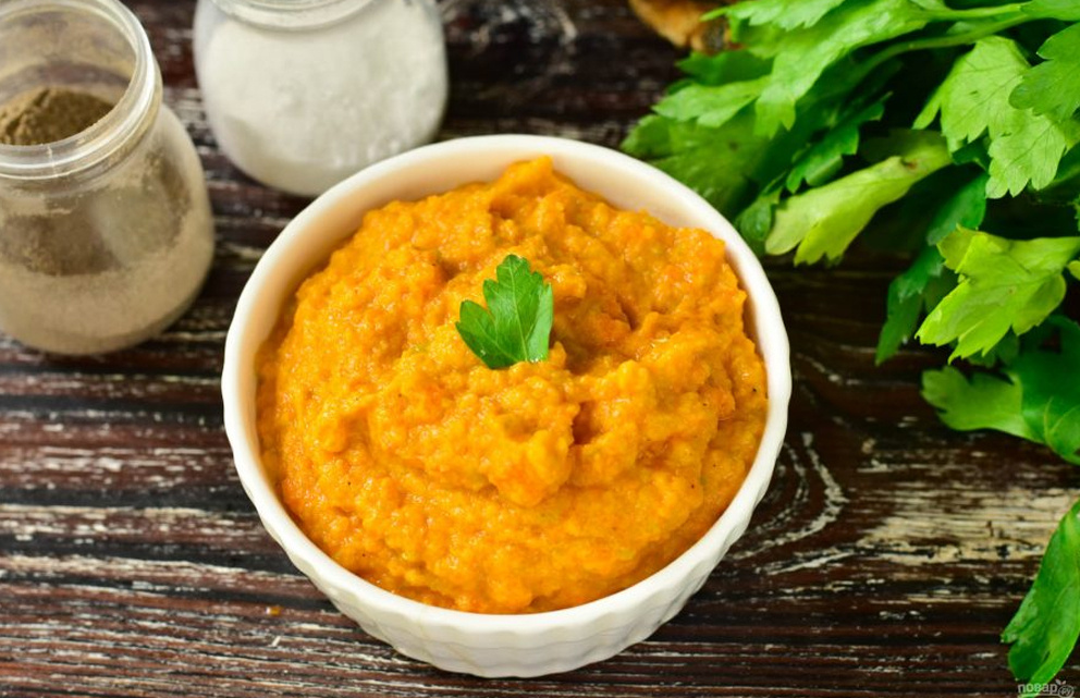 Икра из кабачков. Икра кабачковая в тарелке. Чем полезна кабачковая икра. Икра из кабачков пгз. Кабачковая икра ингредиенты.