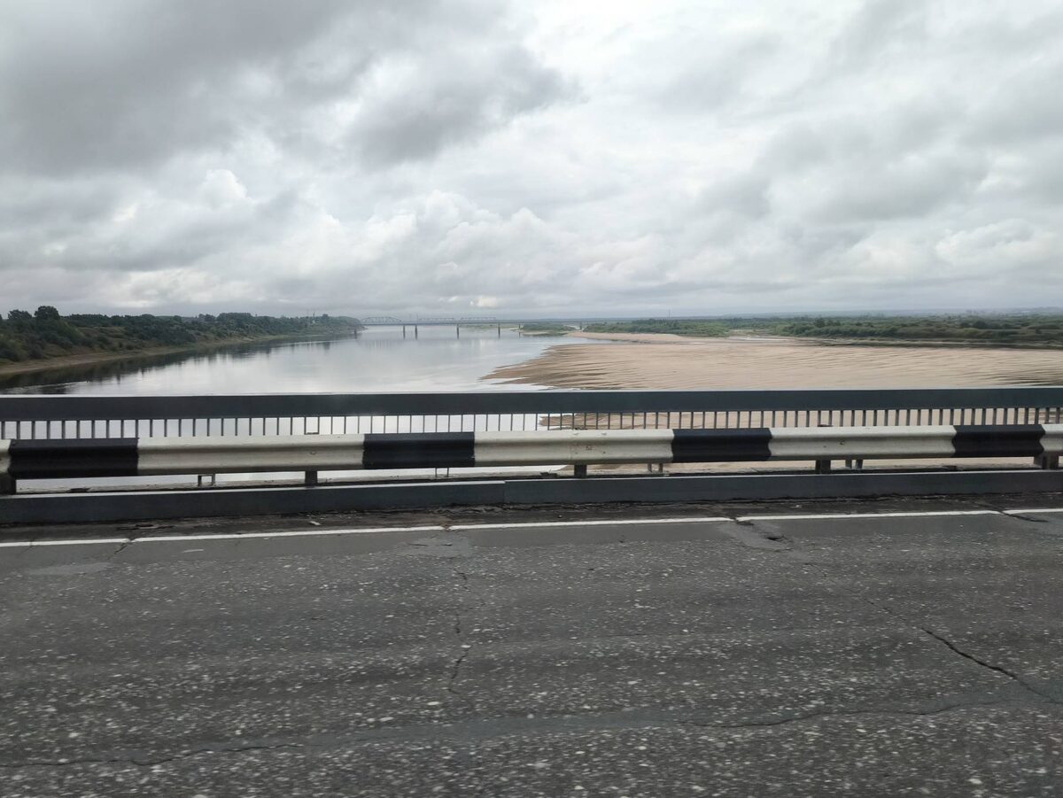 Мост. Заметно, как обмелела Сев. Двина. Далее виден ж/д мост.