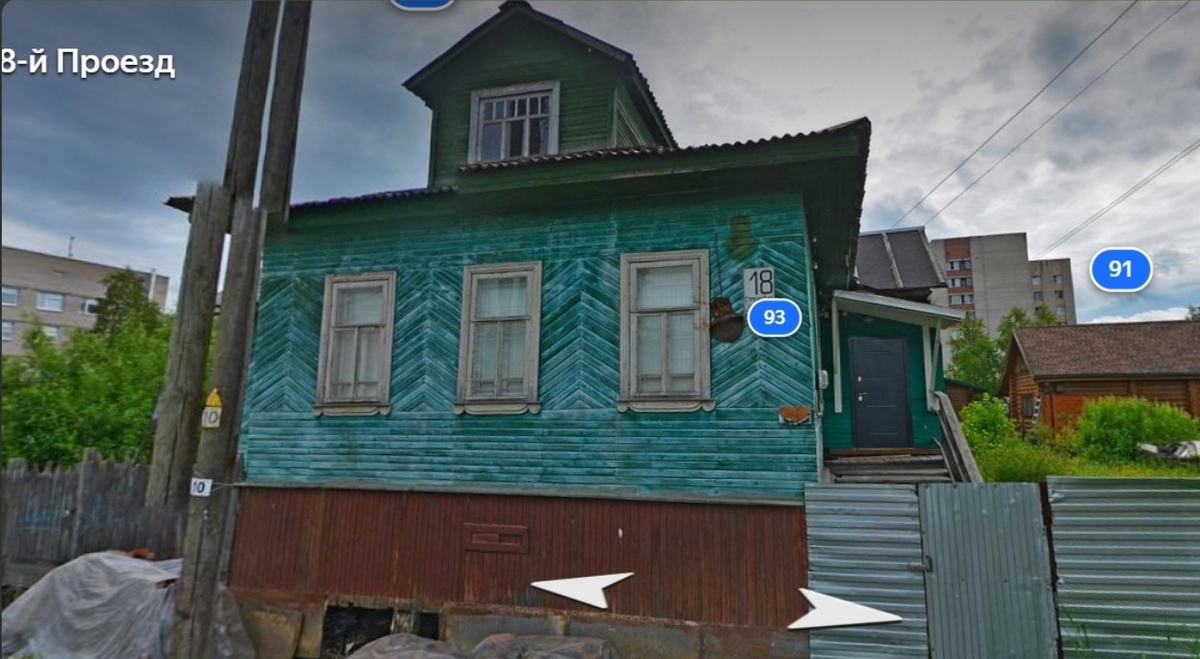 Старый дом находящийся рядом с парком детей