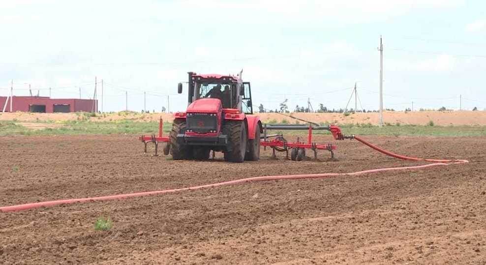     Проводится внутрипочвенное внесение удобрений / МК в Бурятии