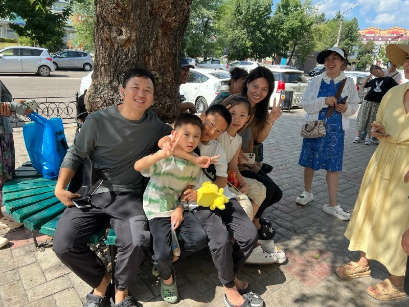 Чтобы увидеть Россию, семья из провинции Цзянсу добиралась до Хэйхэ пять дней на машине. Мама, папа и трое ребятишек впервые побывали в РФ.​ Фото: Татьяна Пятыгина