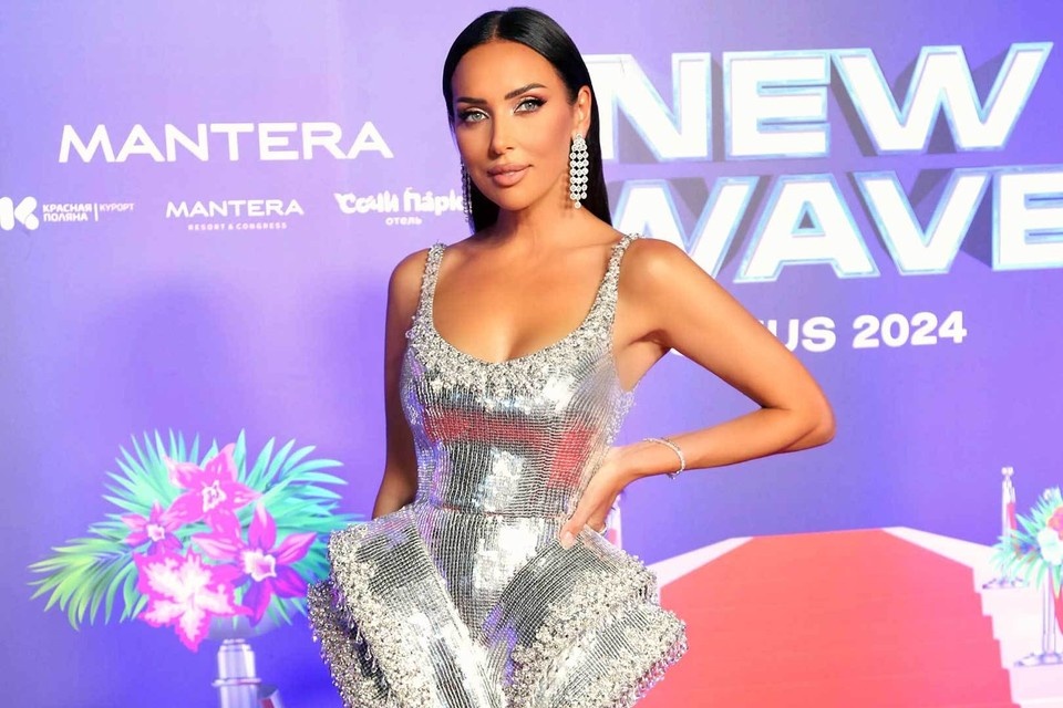    Алсу вышла на сцену «Новой волны» в шикарном серебристом платье. Фото: Persona stars