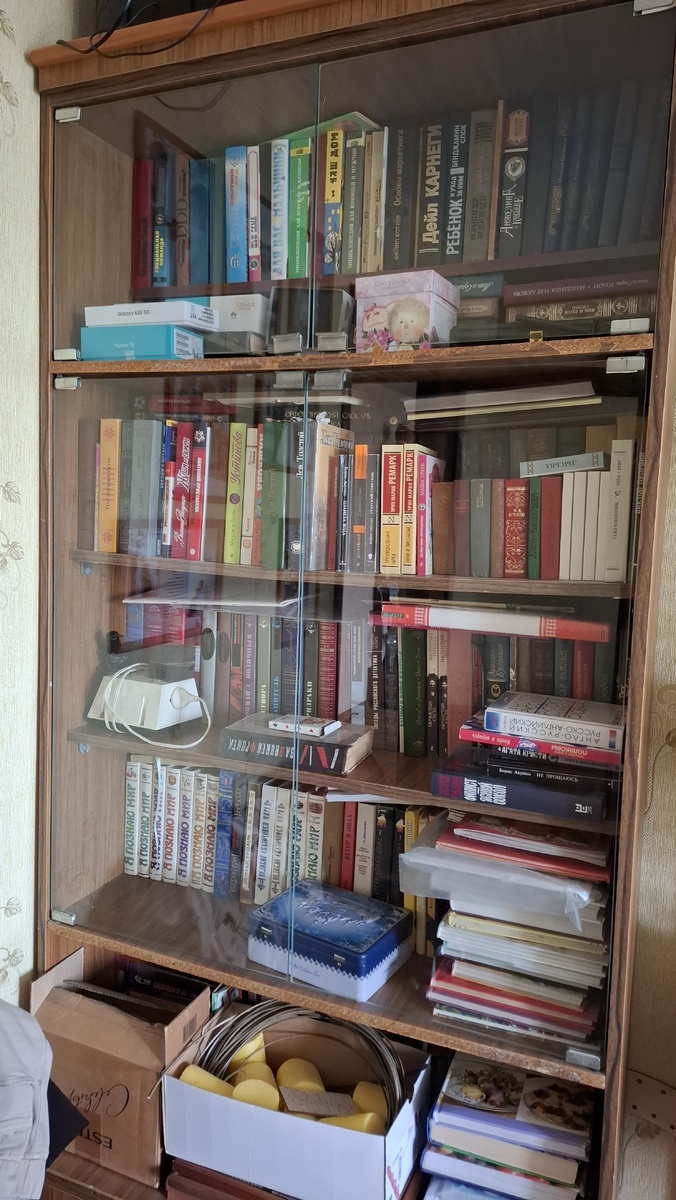 Мой книжный шкаф, который притягивает все, что не нужно. Надо многое выбрасывать.