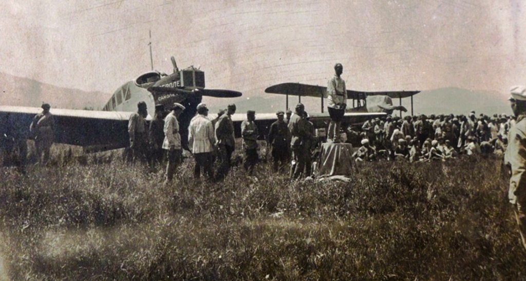 Первые самолёты в Душанбе - слева Junkers F.13