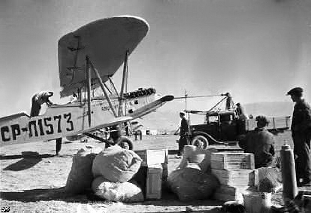 Самолёт П-5 (гражданская версия Р-5) готовится к вылету в а/п Сталинабад (так назывался тогда Душанбе)