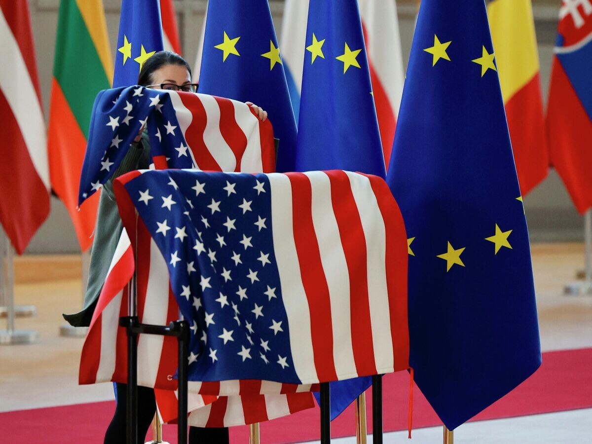    Флаги ЕС и США в здании Европейского совета в Брюсселе© AP Photo / Olivier Matthys