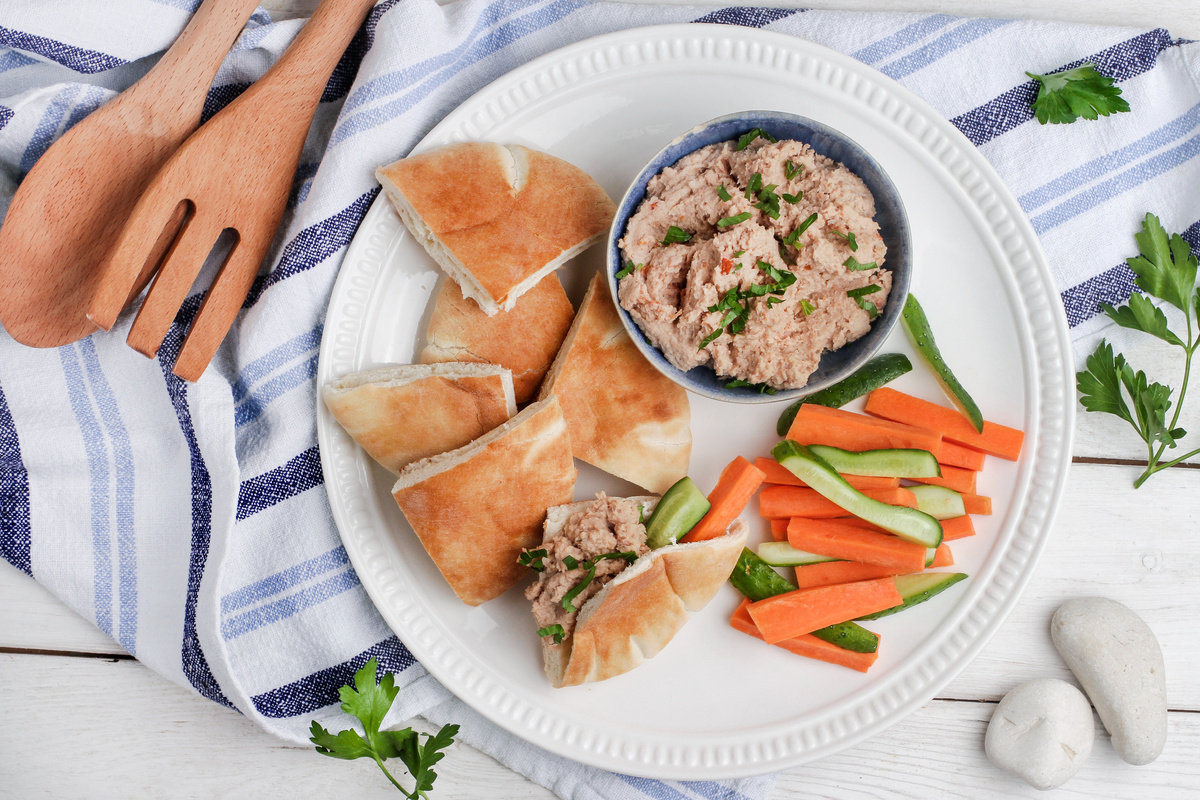 Утро в Афинах — пита с тунцом и овощным крудите