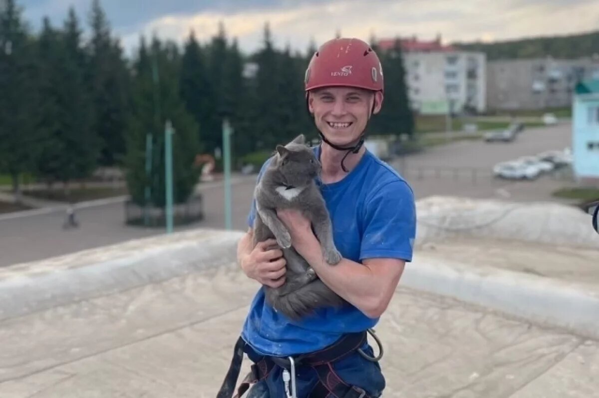    Спасатели извлекли кота из вентиляционной шахты под Уфой