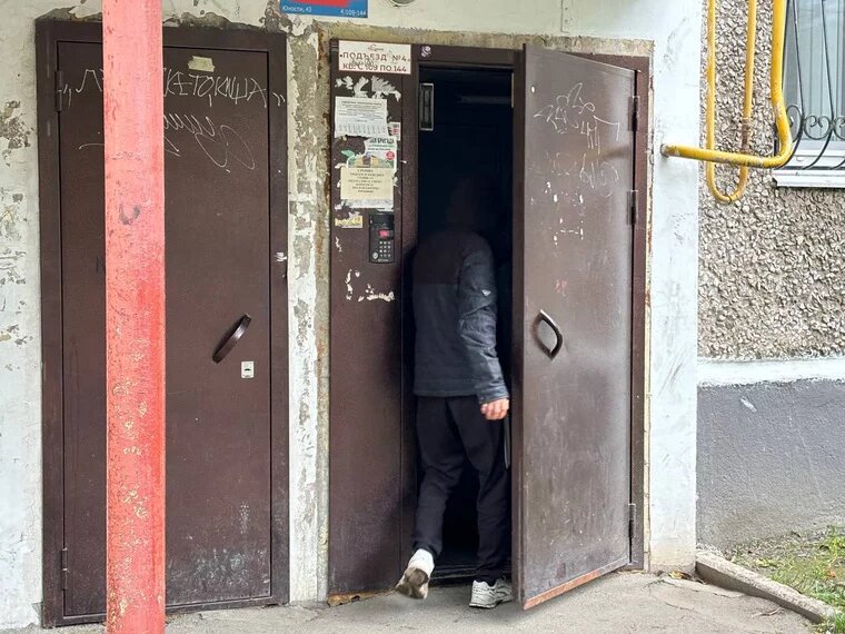 Мужчина крайне подавлен и пока не хочет общаться с прессой. Фото: Артем Нилов © URA.RU