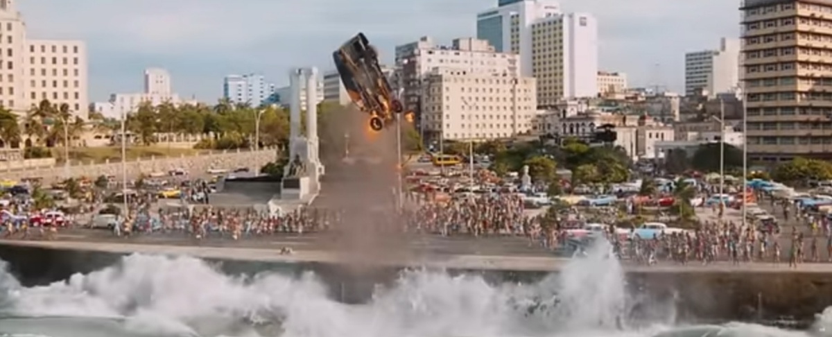 1.  После того как Доминик поработал над этой машиной она реально полетела, ему надо было остаться в ней а не выпрыгивать и крикнуть поехали ещё.