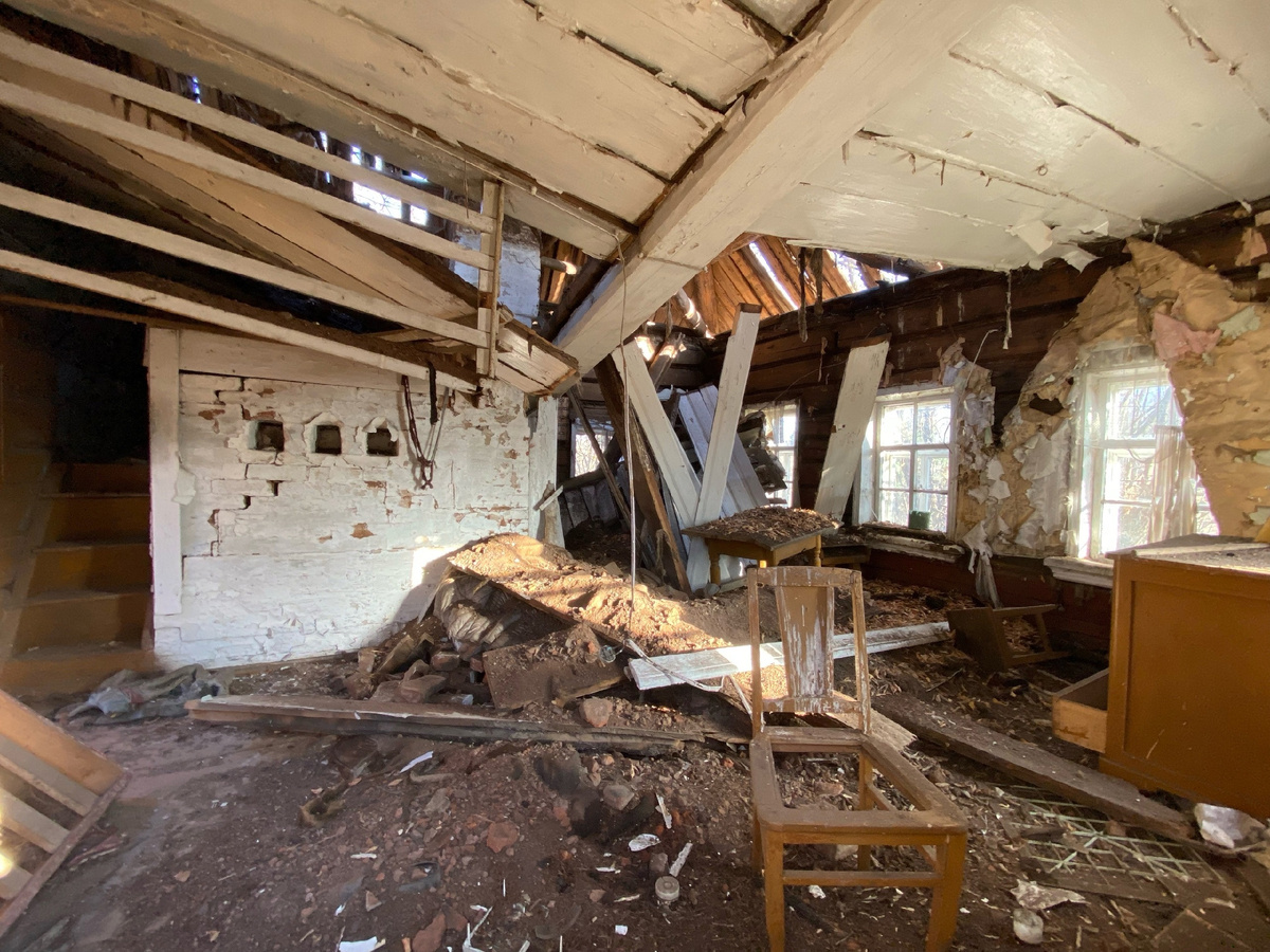 Падающая матница в заброшенном доме