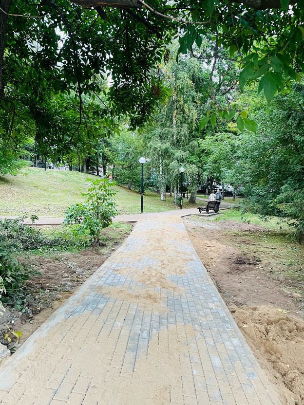    В Покровском сквере продлили тротуар