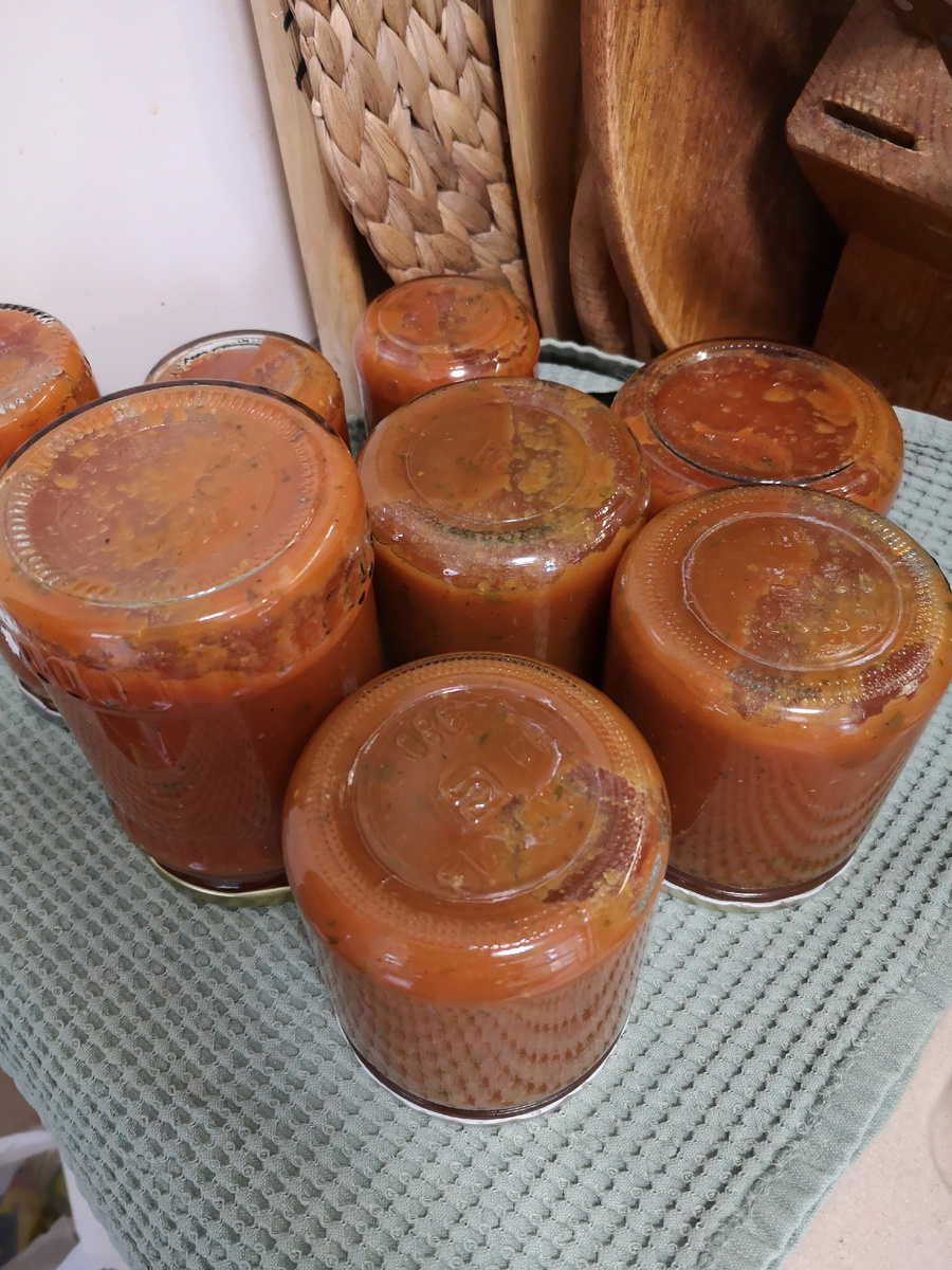 Соус томатный с яблоками и сельдереем 