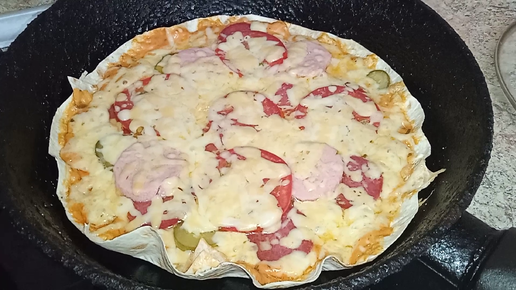 пицца на тонком лаваше с помидорами и сыром