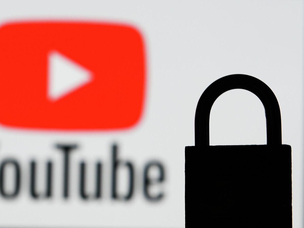    Логотип видеохостинга YouTube.© РИА Новости / Рамиль Ситдиков