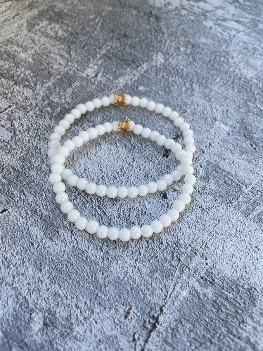 Парные браслеты из белого агата, но мне хочется назвать снежного, фото как будто зима припорошила.