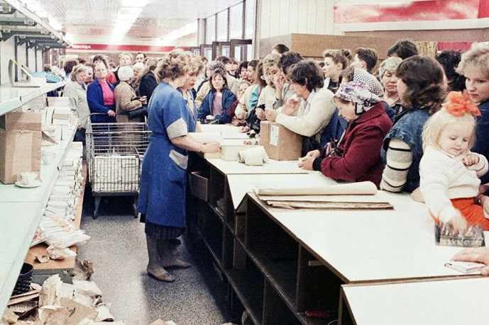Типичная очередь в СССР: полки пусты, но народ всё равно стоит Источник: alex.krsk.ru