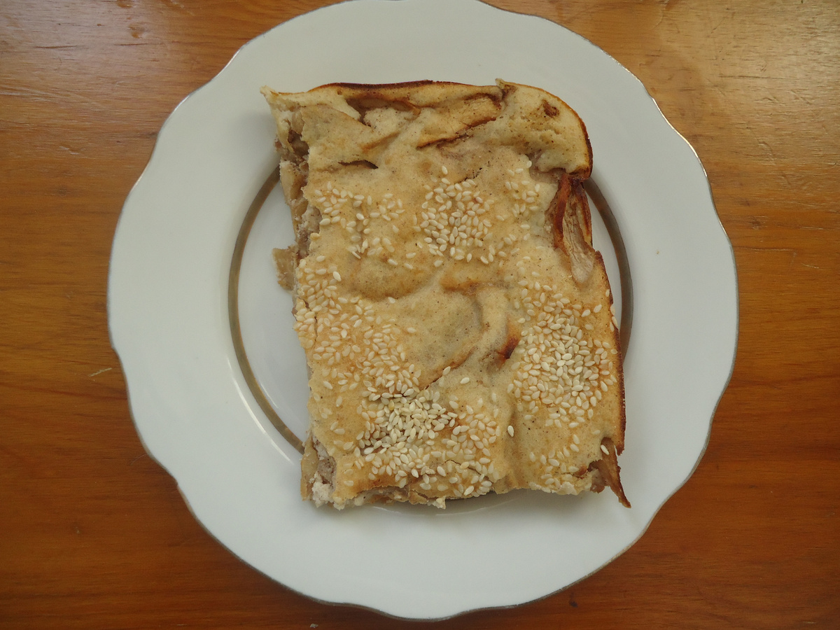 Пирог успел попозировать до того момента, как был с аппетитом съеден. Фото автора.