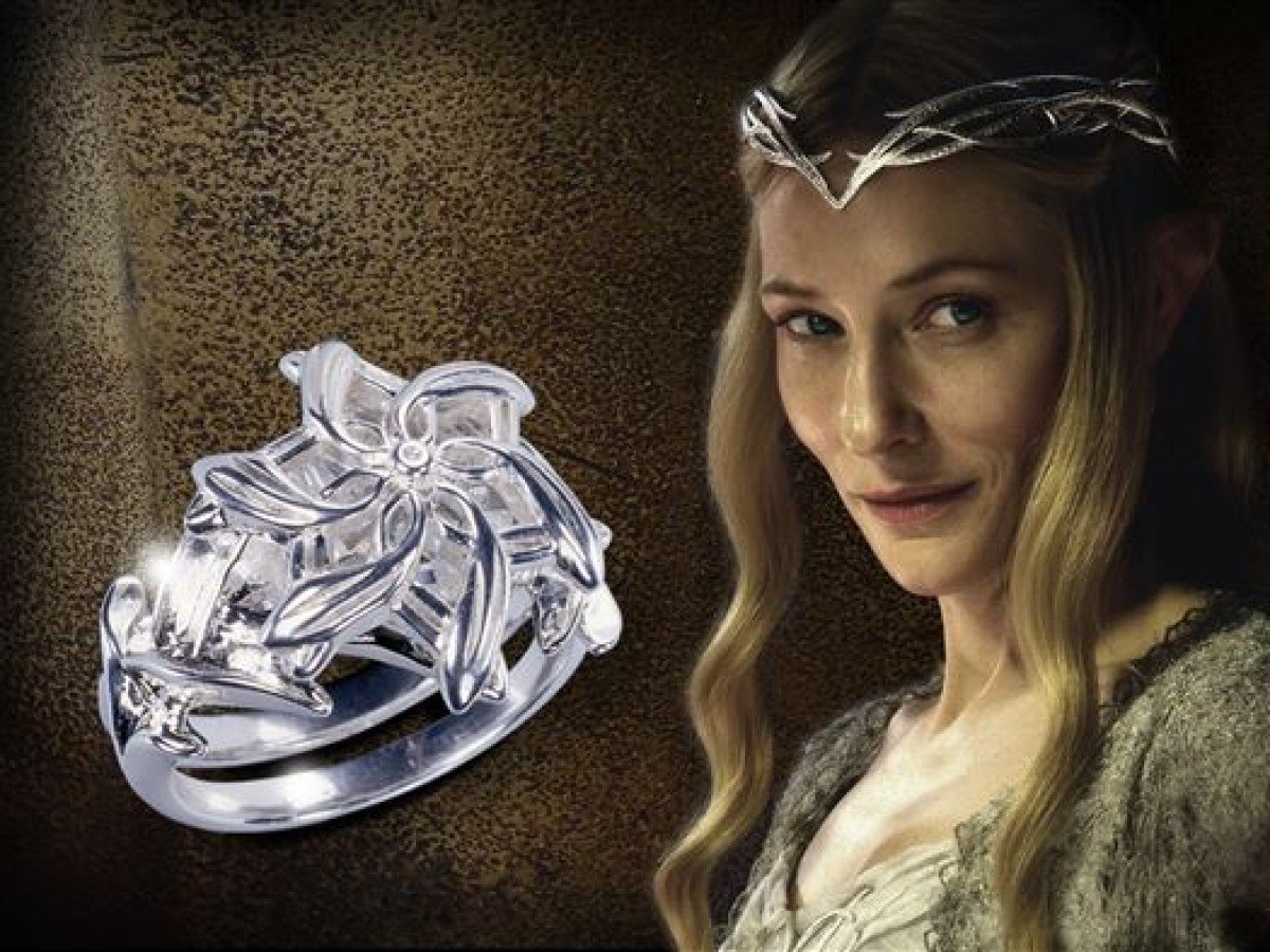 Здесь более подробно показано кольцо Нэнья (вода), принадлежавшее Галадриэли.