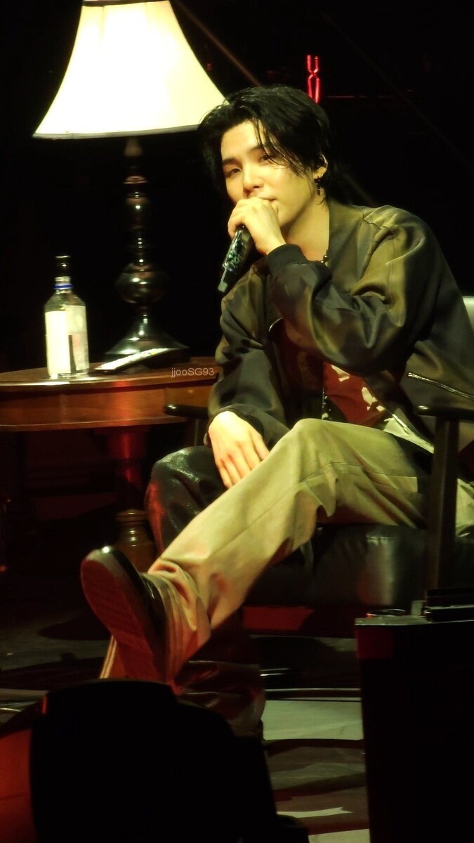 Рюмка виски на столе ...