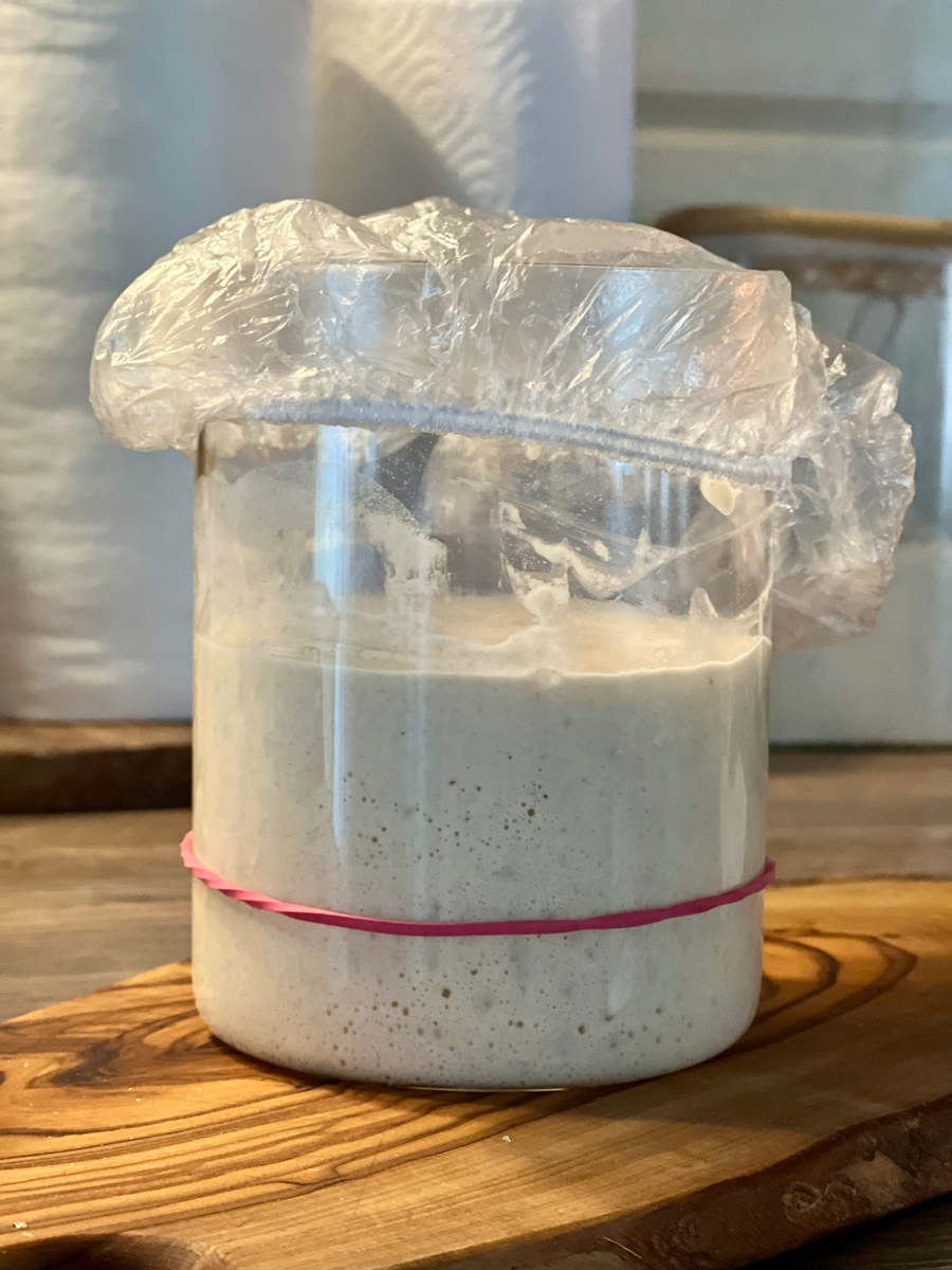 Закваска Eva Bread после кормления, готова для смешивания с мукой.