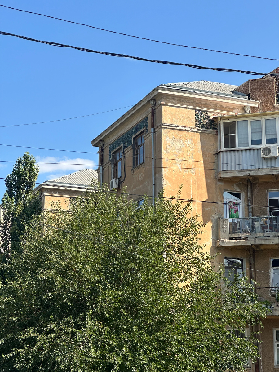 Фасад Бутылочного дома