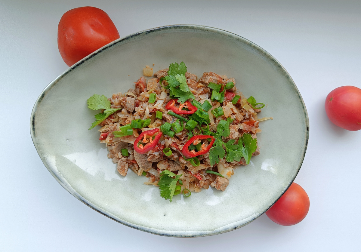 Сверху украсила зелёным луком, кинзой и перчиком чили.