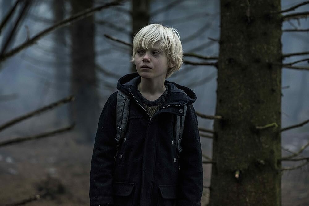 Кадр из фильма Skyggenes dal. Режиссер: Йонас Матсов Гулбрандсен. Оператор: Мариус Матсов Гулбрандсен. Производство: Anna Kron Film, Film Farms, Them Girls Film