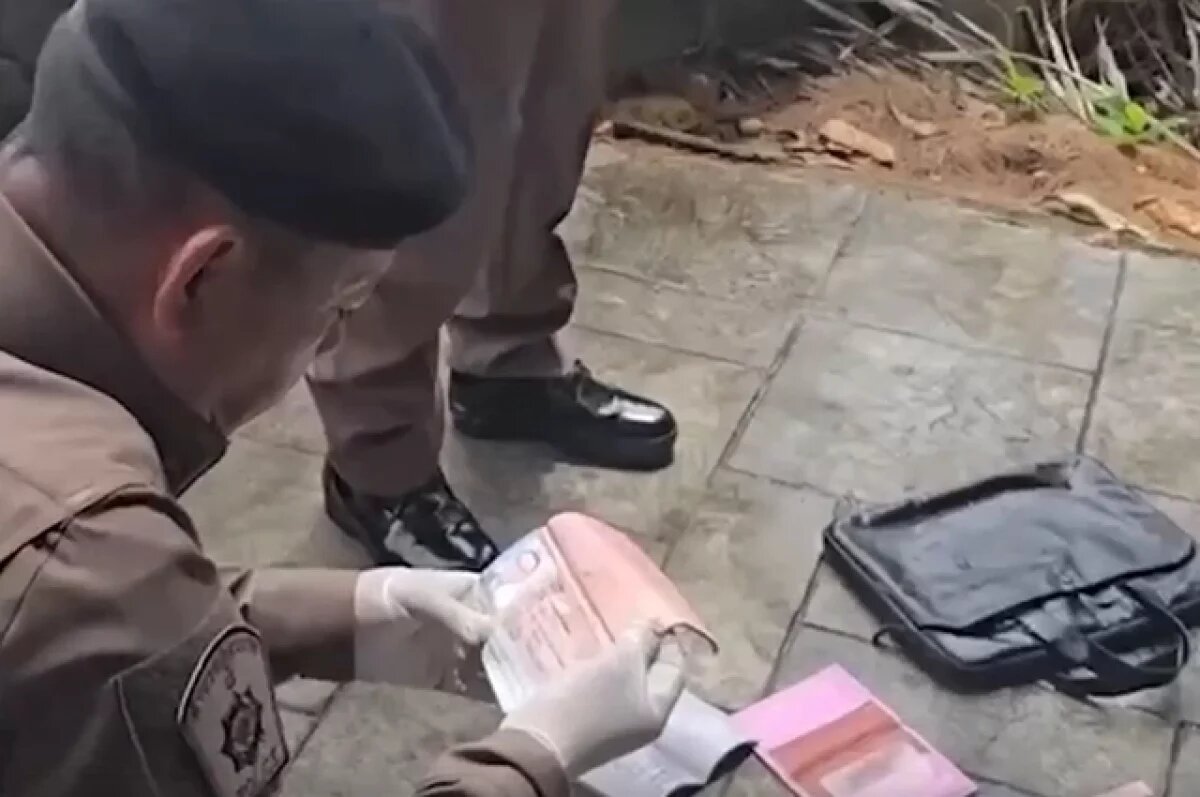    Рядом с погибшим нашли сумку с его документами.