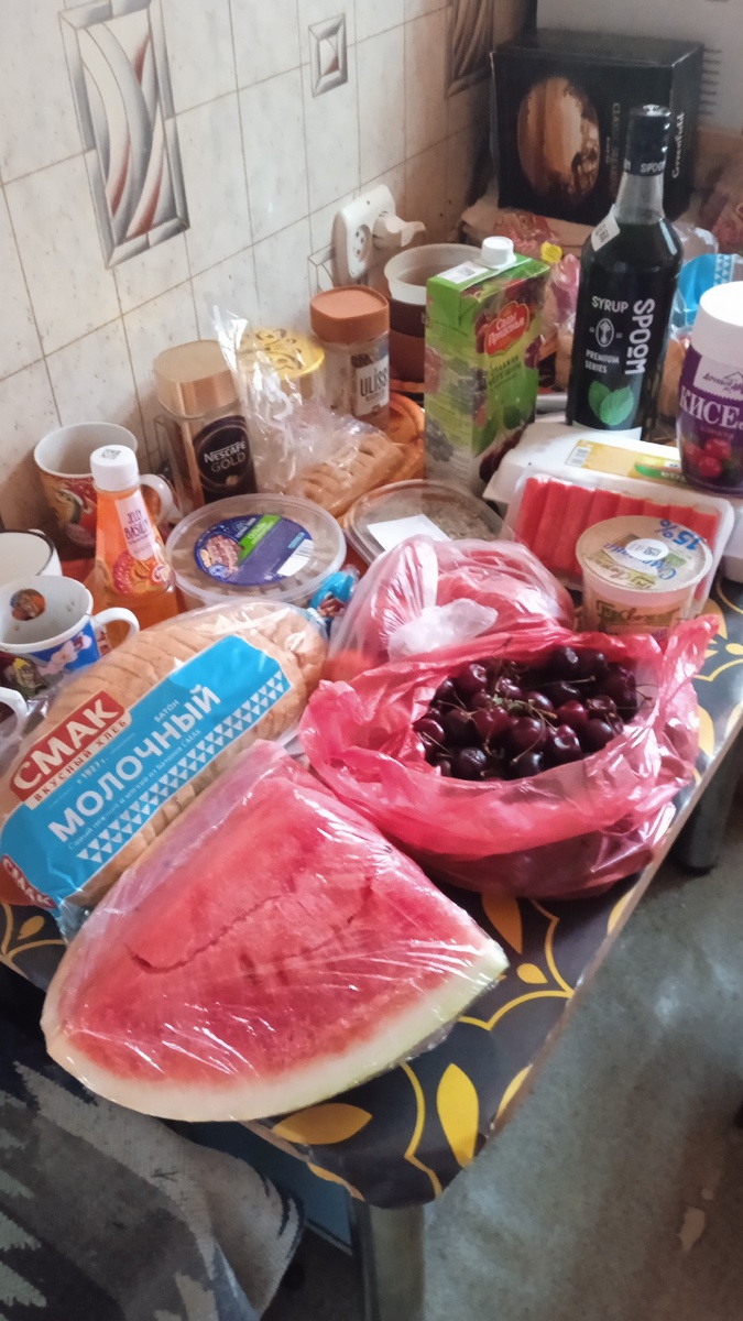 Арбуз, черешня, икра из грибов, селедка, помидоры крабовые палочки на салат мятный сироп, , кисель, и много чего еще