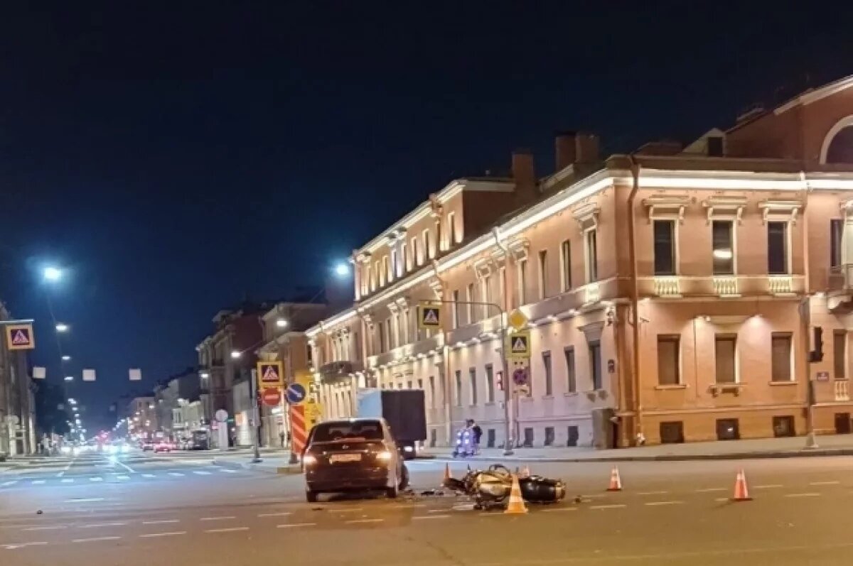    Появилось видео жёсткого столкновения байкера с авто в центре Петербурга