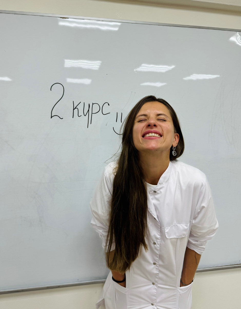 Всех с началом учебного года‼️

Поговорим о важном, О ДЕТЯХ конечно же 
Важен или не важен массаж детям в школьном возрасте??

Расскажу немного о том, что происходит с детьми в возрасте 12-16 лет 

Детям в промежутке 12-16 лет детей ведет к началу полового созревания. При половом созревании, сопровождающемся бурным ростом, увеличением костей, мышц, повышается нагрузка на весь организм.


Часто в этом возрасте впервые заявляют о себе заболевания ЖКТ, неврология и обменные расстройства. Снижается иммунитет, повышается частота простудных заболеваний.
 
Положение ухудшается умственными и психическими нагрузками в школе. Из-за этого у детей и у подростков часто появляется:
общая слабость
быстрая умственная и физическая утомляемость
бессонница
раздражительность
ухудшение аппетита
боли в животе


К тому же нарушение осанки в школе, и дома во время приготовления уроков часто приводит к искривлению позвоночника. 

Малоподвижность тоже негативно сказывается на состоянии ребенка.
Многие современные дети в сравнении со своими сверстниками, жившими несколько десятилетий назад, ведут менее активный образ жизни. И большую часть функциональных нагрузок приходится на: голову и шею, плечевой пояс, нижние конечности.
 
Так что массаж проводимый с лечебной и профилактической целью помогает если не полностью, то хотя бы частично устранить вышеперечисленные симптомы.


Массаж детям 12-16 лет можно проводить по тому же принципу, что и массаж взрослым, просто не так интенсивно.

➡️ Ставим ♥️ обучающиеся 

#остеопат #остеопатия #массаж #знания