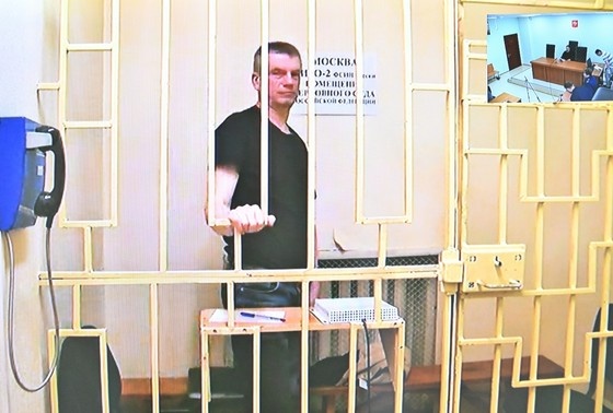   Начальник главного управления кадров Минобороны РФ генерал-лейтенант Юрий Кузнецов