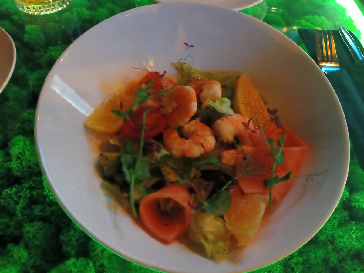 Так подают еду в ресторане "Мята Lounge" во Владикавказе, на улице Фрунзе. Готовят, между прочим, вкусно, цены доступные