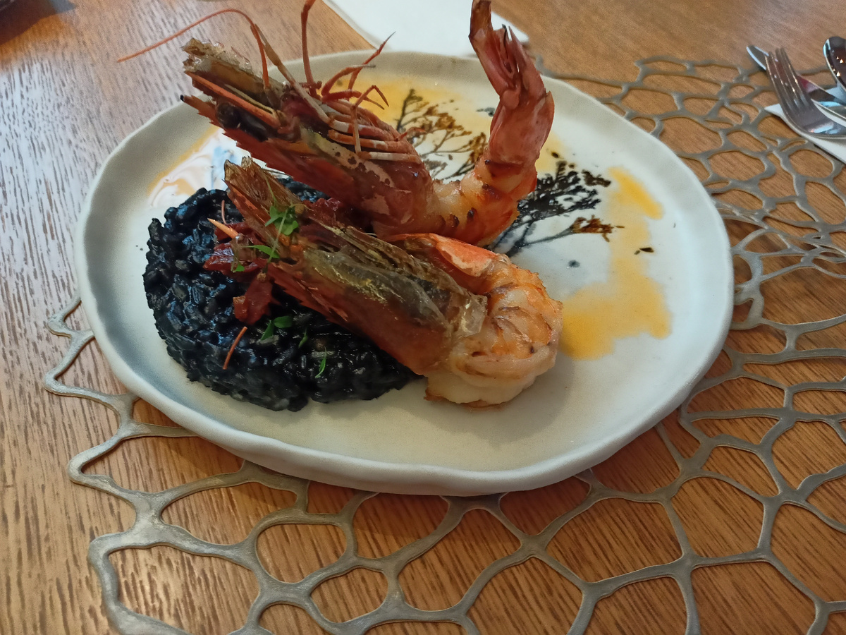 В московском ресторане "Шагал" необычная кухня, обстановка, оформление блюд в стиле творчества известного художника