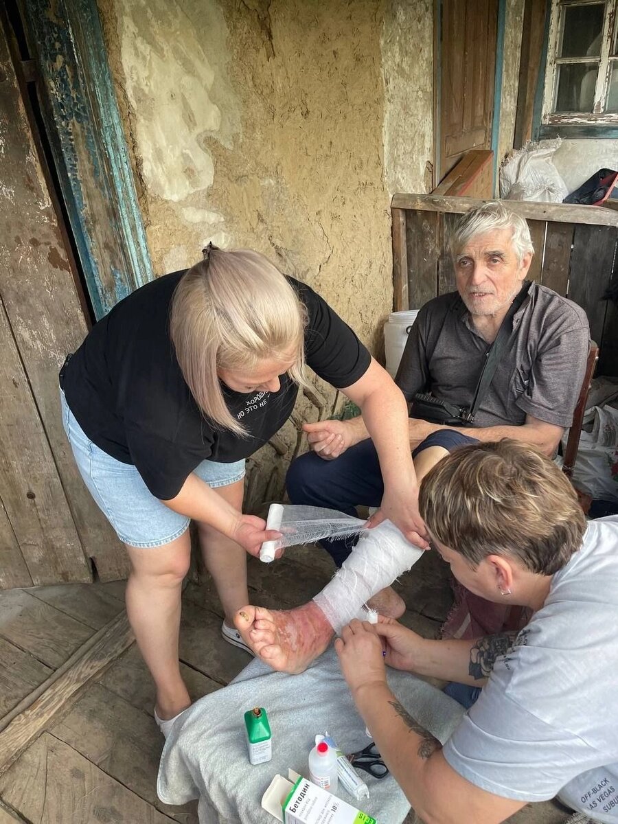    Волонтёры обработали загноившуюся рану на ноге лисичанина. Фото: Проект «Жить».