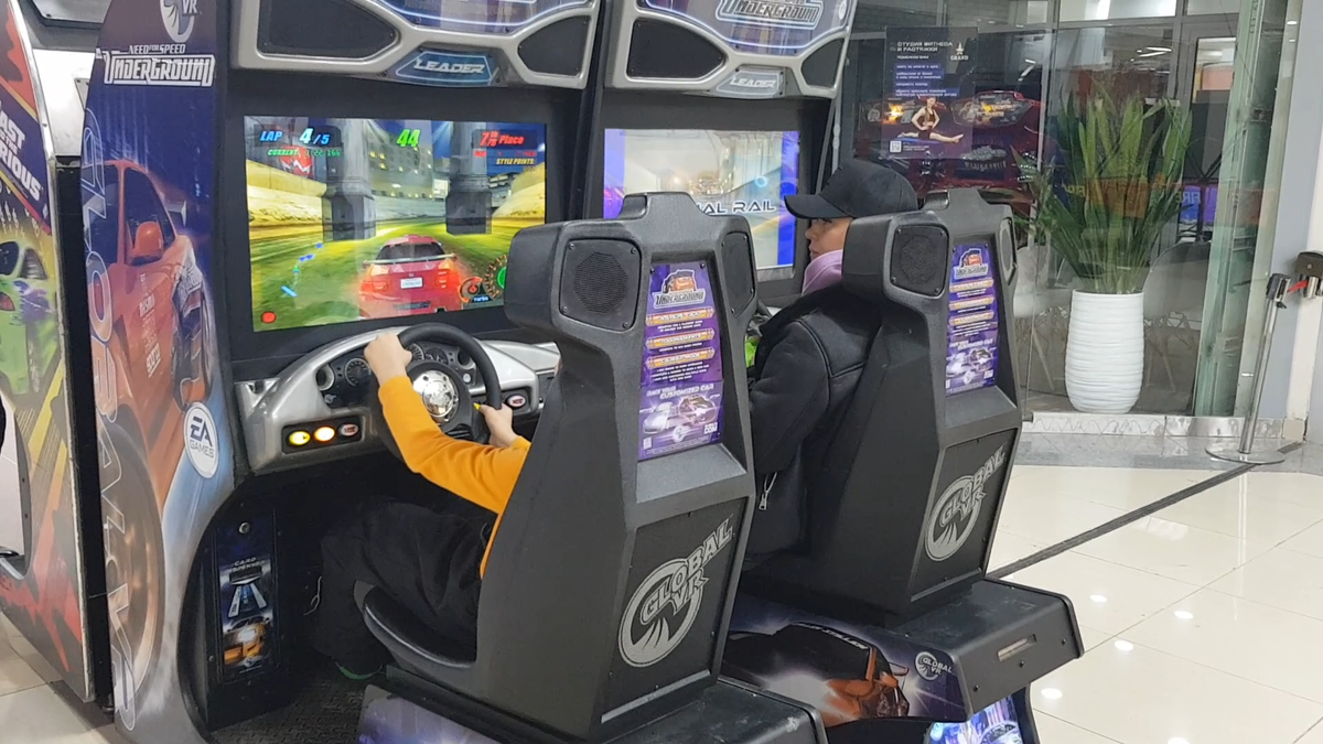 Есть и аркадные автоматы способные дать начальный навык вождения и позже его развивать