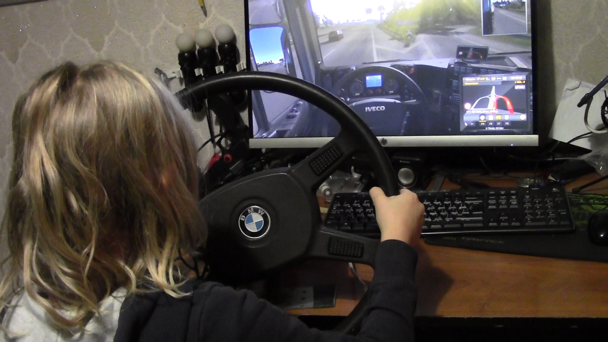 Виртуальные тренажёры навыков вождения, помогают обучаться безопасно для людей.