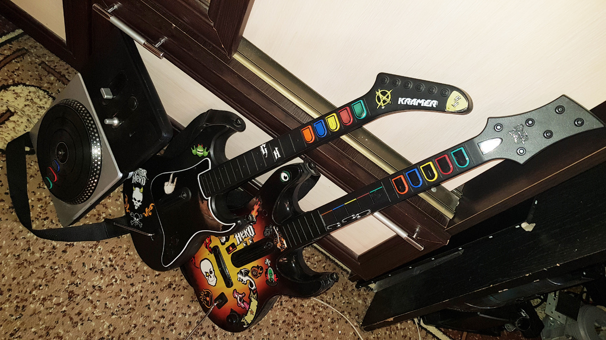 Игры Guitar hero и DJ hero помогают развивать чувство ритма и улучшают моторику пальцев.