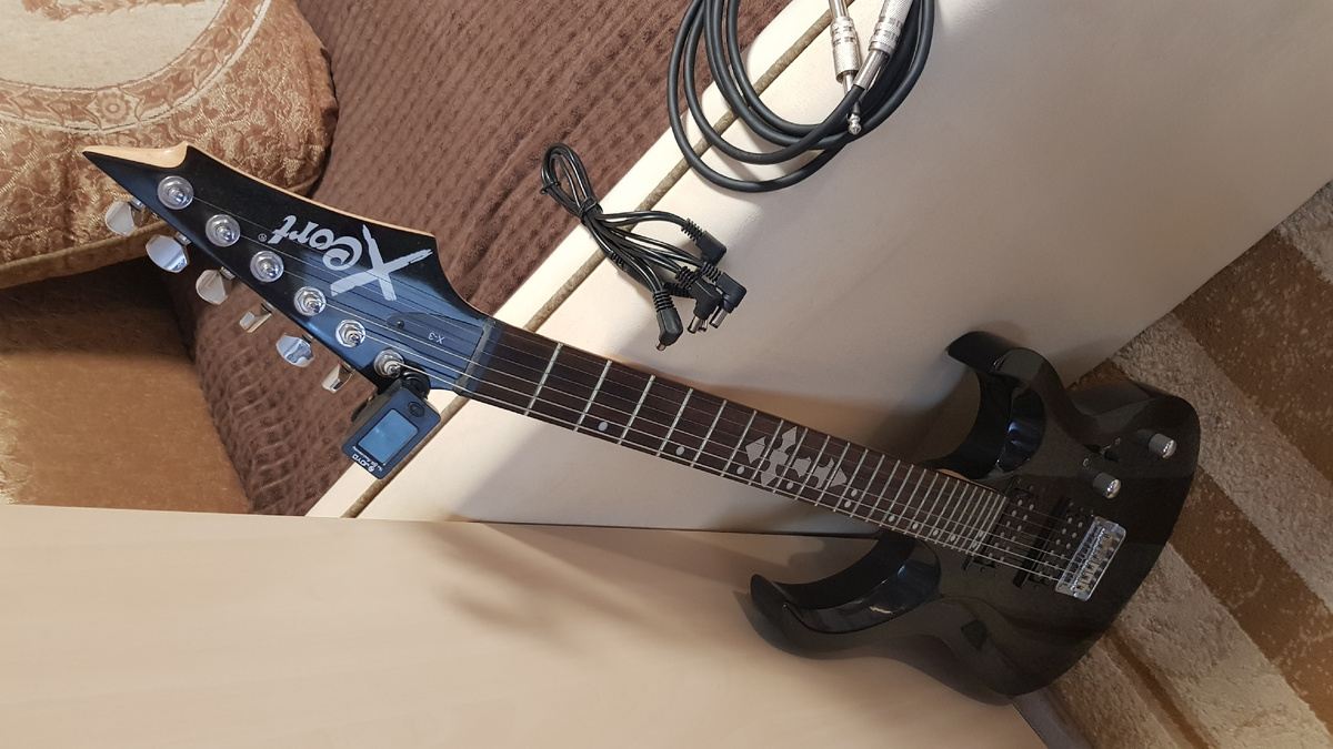 Для игры Rocksmith используется самая обычная электрогитара а вовсе не игровой контроллер.