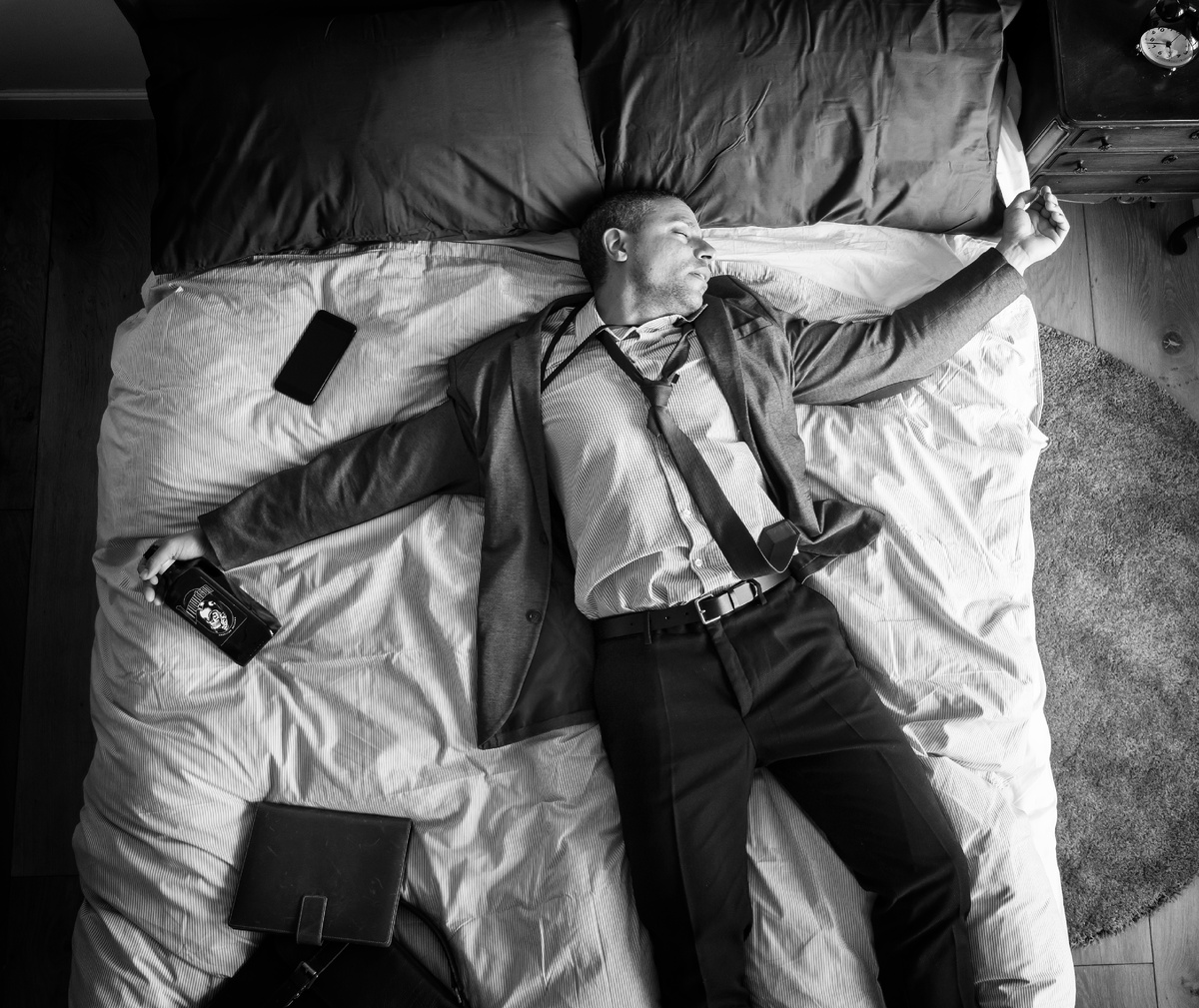 <a href="https://ru.freepik.com/free-photo/drunk-business-man-falling-asleep-as-soon-as-he-came-back-home_2825669.htm#fromView=search&page=1&position=46&uuid=a65b3ede-4ab3-44a5-bb08-c6e338f78c65">Изображение от rawpixel.com на Freepik</a>