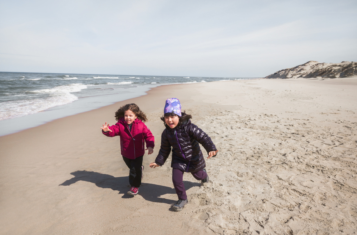 Даже ветер и высокая влажность не помешают детям наслаждаться прогулкой, если они будут одеты по погоде.
