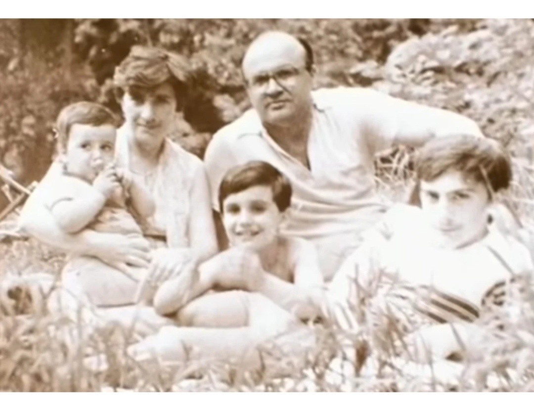 Женя в детстве с родителями и старшими братьями - Михаилом и Александром