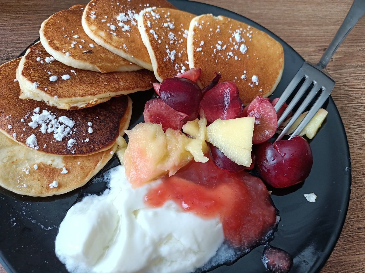 Творожные панкейки и мацони помогают добирать белок, черешня и манго — клетчатку (в этом деле главное — старание😂)