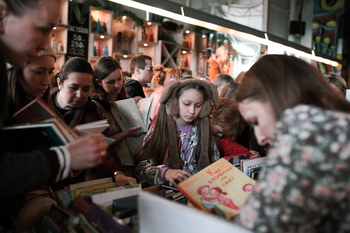 Благотворительная гаражная книжная распродажа и маркет «Фонарь»